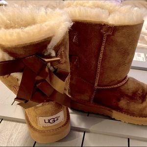 UGG Girls Bailey Bow boots size 11